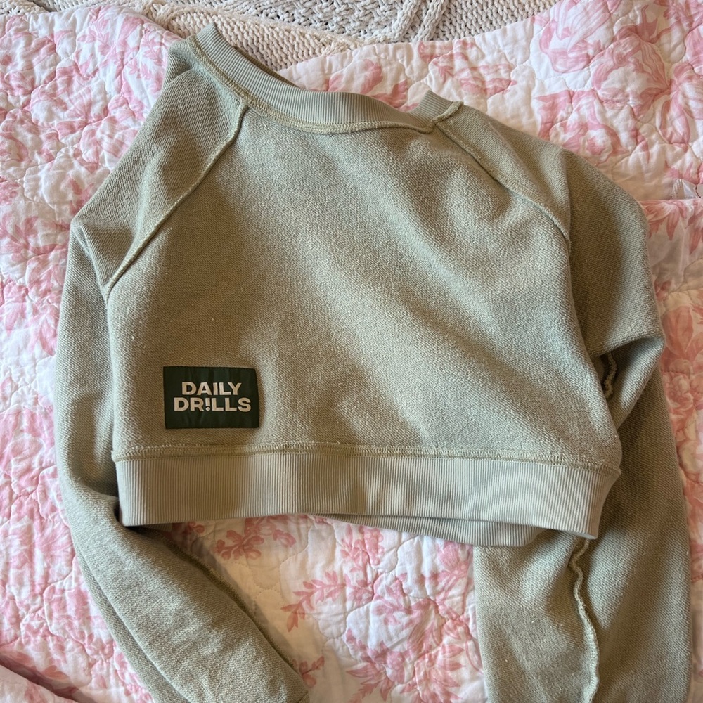 DAILY DRILLS cropped crewneck